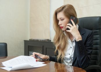 Phone နဲ့ Interview တစ်ခုဖြေတဲ့အခါ…